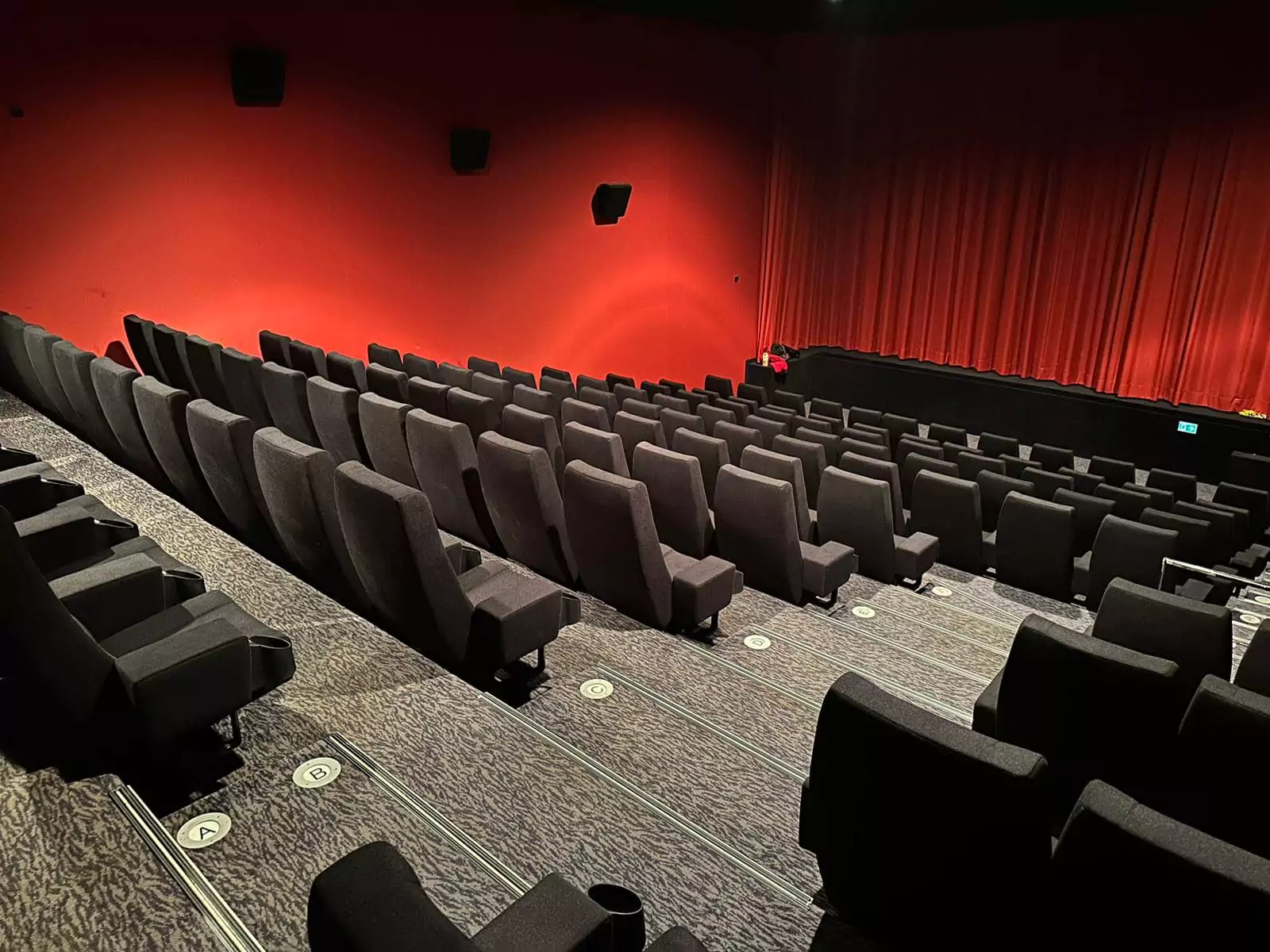 Sinema için Koltuk mu Kanepe mi?